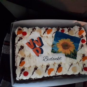 VVD deelt taart uit aan vrijwilligers Zonnebloem